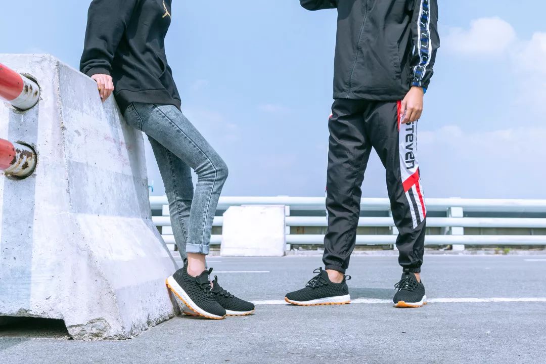 地表Zui强！暴雨蹦迪从不湿还巨暖和！比2个鸡蛋还轻，走8小时一点都不累