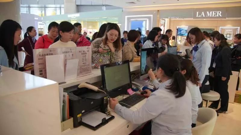 教科书级薅羊毛！新街口这家商场遭潘西疯抢