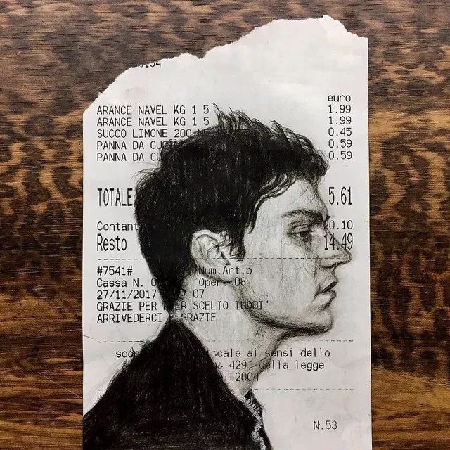 画纸用光了？多去几趟超市就有了。他把购物小票秒变成世界名画