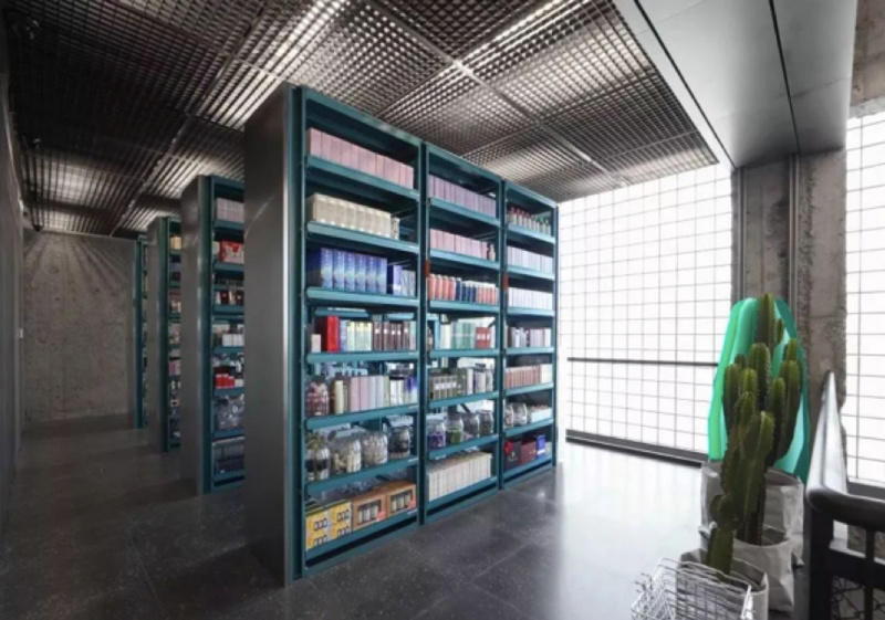 三里屯一家仓储美妆店,焦点分析