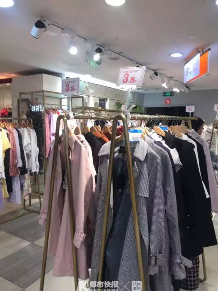 “羽绒服80元/件”这家女装半年亏5亿,2470家门店关闭