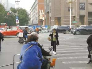 夜话调查丨不带手机一天心发慌，工作不在状态，总感觉少点啥，是说你吗？