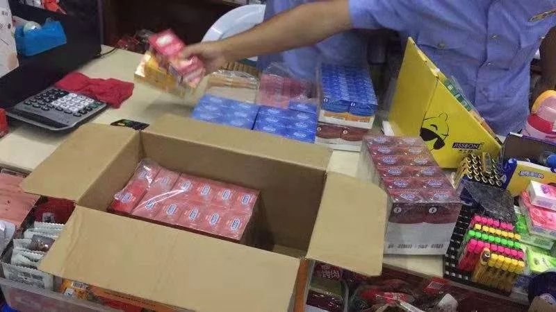 便利店卖假安全套,突击检查餐饮店食品安全