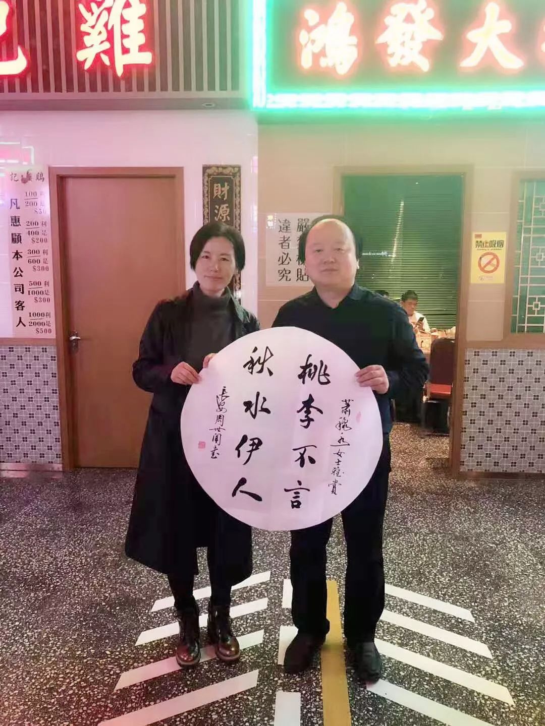 一束光一扇窗户,一扇门透着一束光