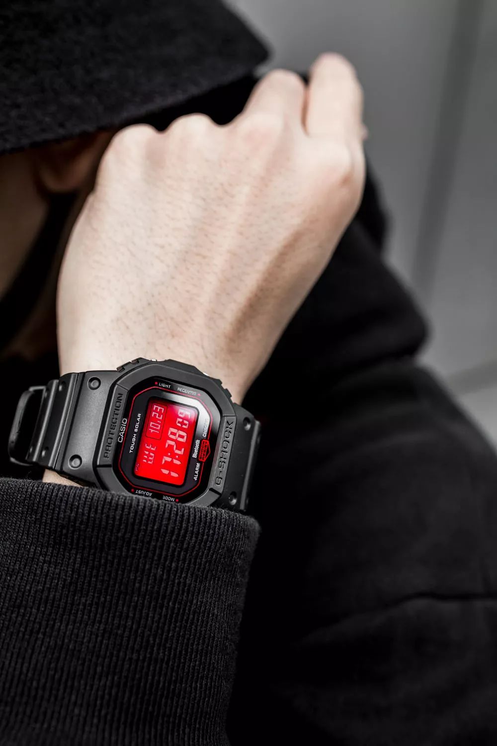 坐拥数千球鞋，满屋潮流玩具！他可能才是国内最潮的明星