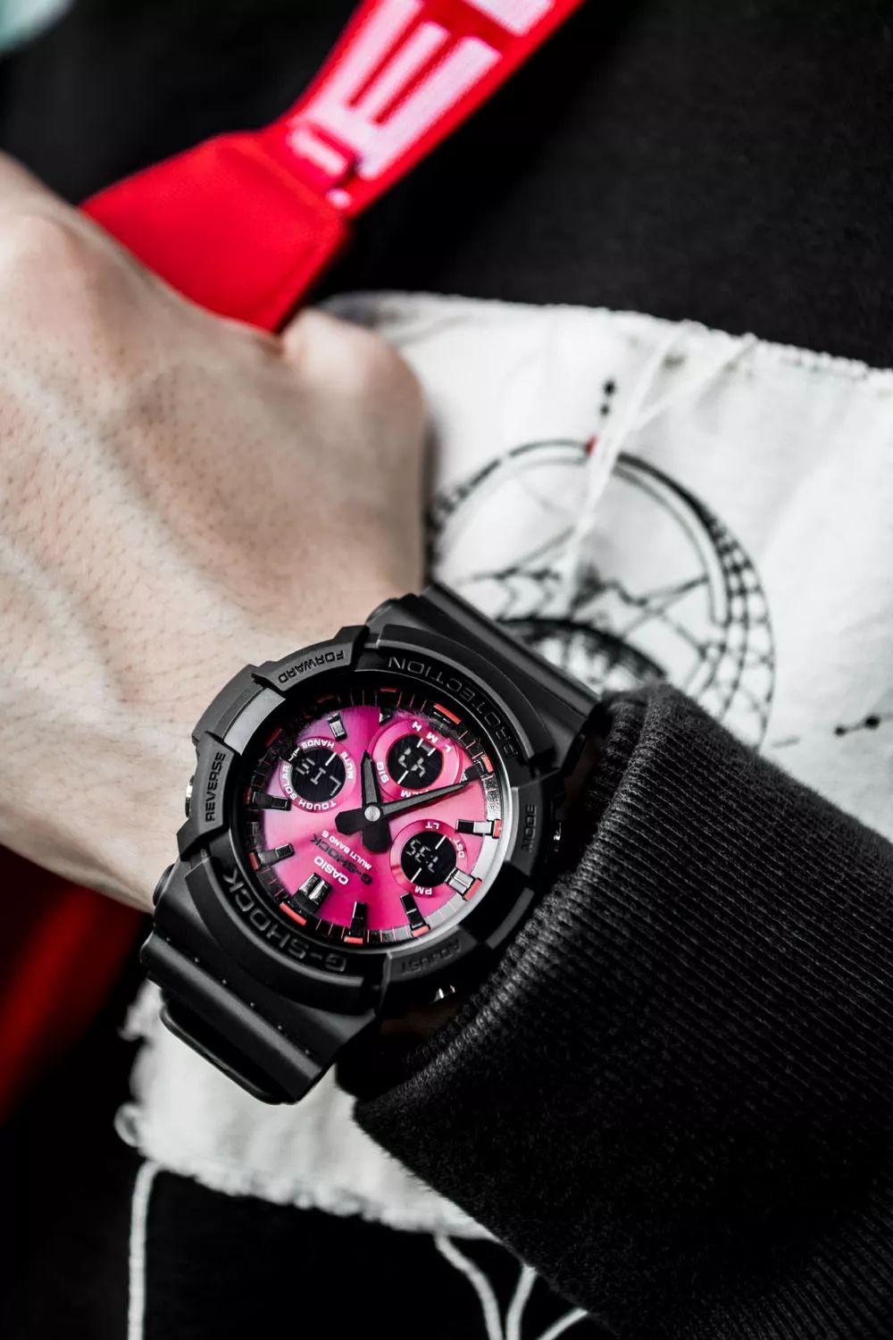 坐拥数千球鞋，满屋潮流玩具！他可能才是国内最潮的明星