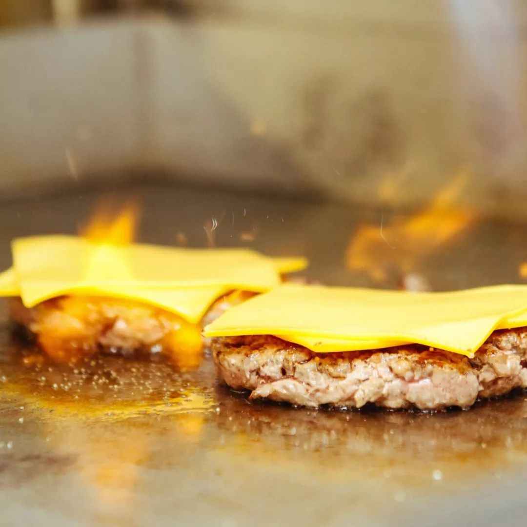 这个温州男孩做的汉堡“叫板”全球数一数二的汉堡品牌!还把店从法国开到了杭州……