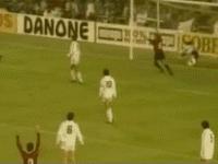 致范-巴斯滕：郁金香的魂，圣西罗的梦，翱翔绿茵的“天鹅王子”