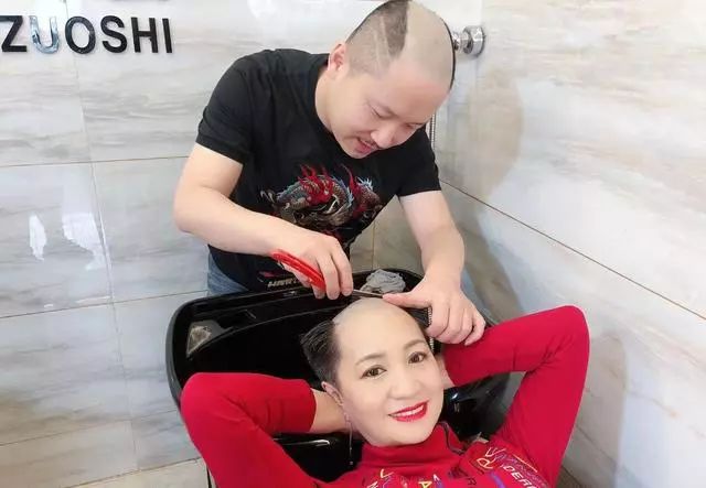 佩戴假发把头发弄成地中海,女性白发太多剃光头有改善吗