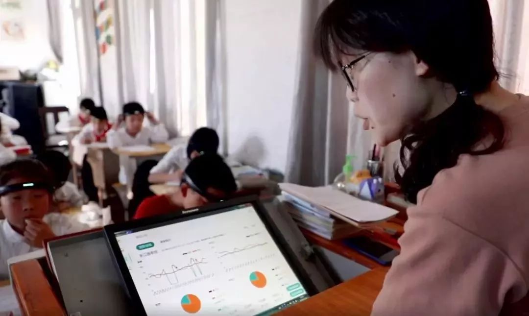 粉丝送王一博“导弹”丑哭设计师肖战；小学生戴“紧箍咒”气炸网友；旺仔这回闹大了！...「设计烩报250期」