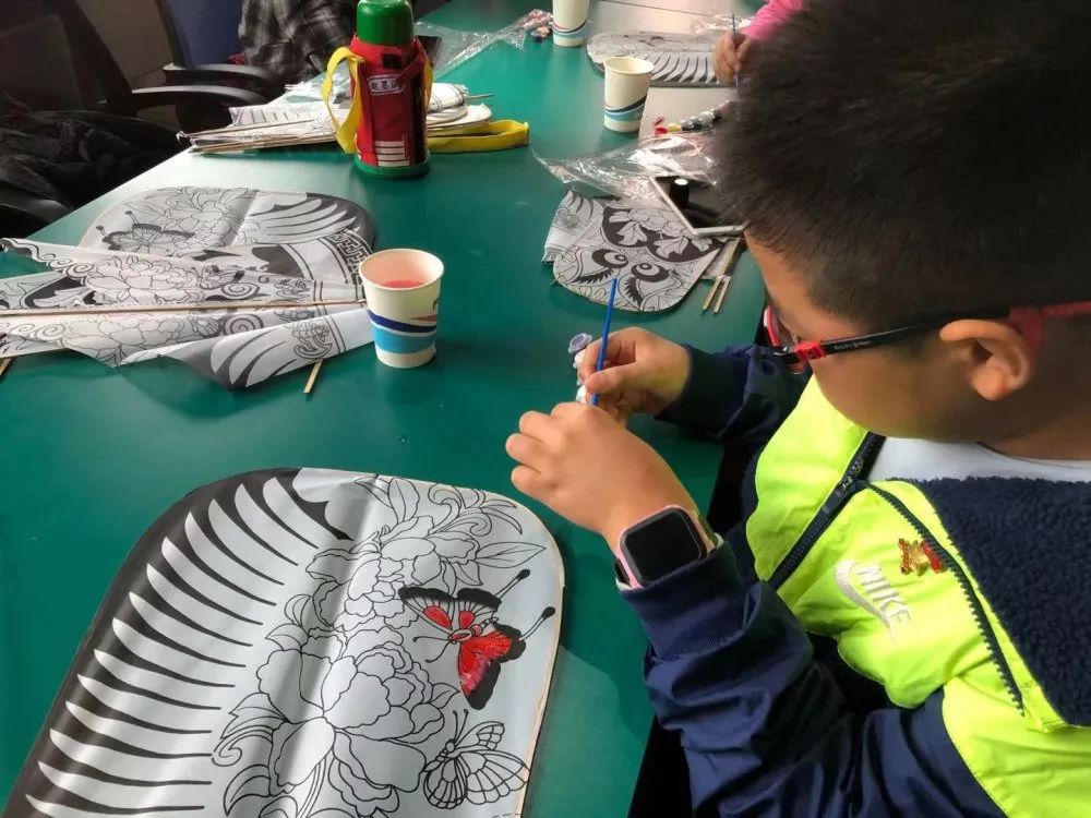 阴天下雨老年人,阴雨天老年人常感浑身酸痛