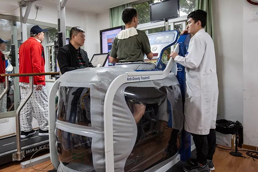 杜富国仍把被子叠成豆腐块,杜富国受伤时画面