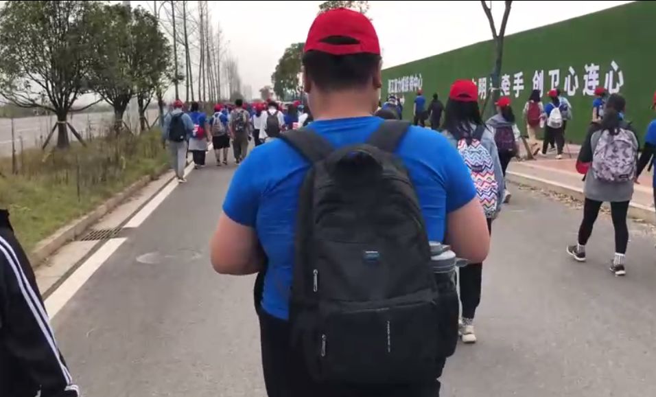 励志320斤的小伙300天减掉120斤,励志305斤小伙500天减128斤