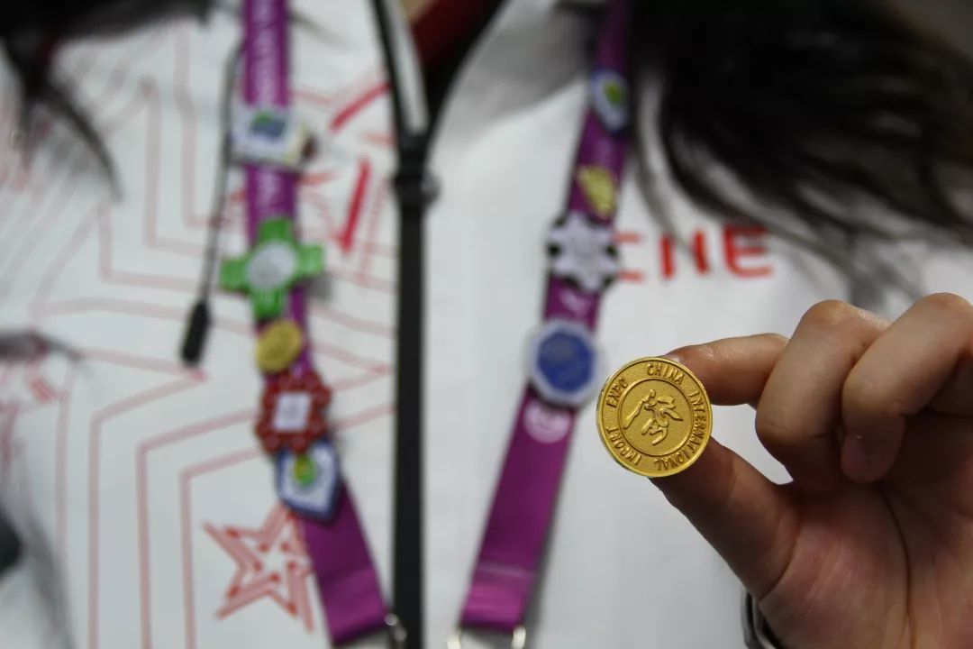 同学，换徽章吗？沪上各高校“小叶子”进博徽章大集合！