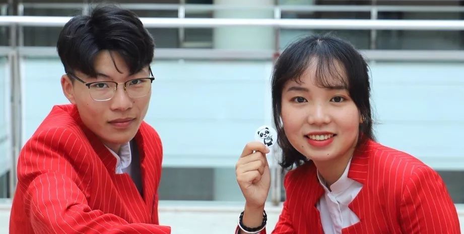 同学，换徽章吗？沪上各高校“小叶子”进博徽章大集合！