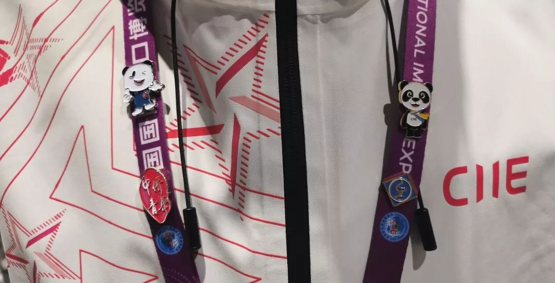 同学，换徽章吗？沪上各高校“小叶子”进博徽章大集合！