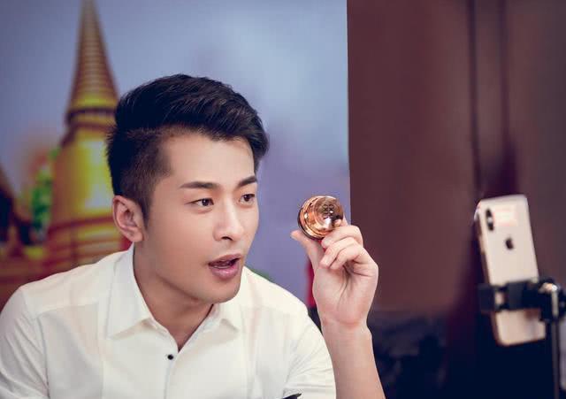 李佳琦、薇娅、辛巴,网红创业者们如何引爆直播电商?