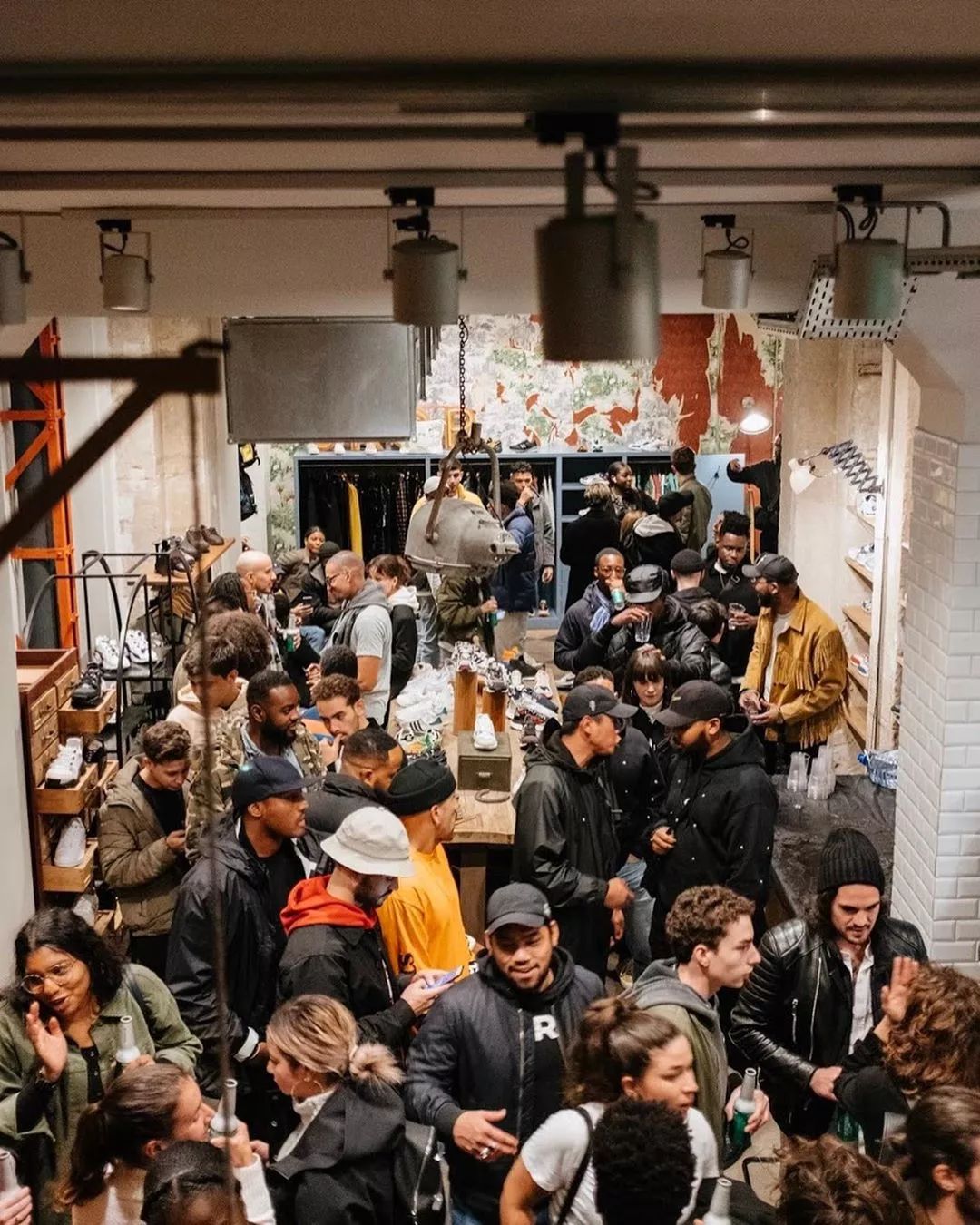 鞋店员工折扣这么多，但很多店员依然拼命还着信用卡