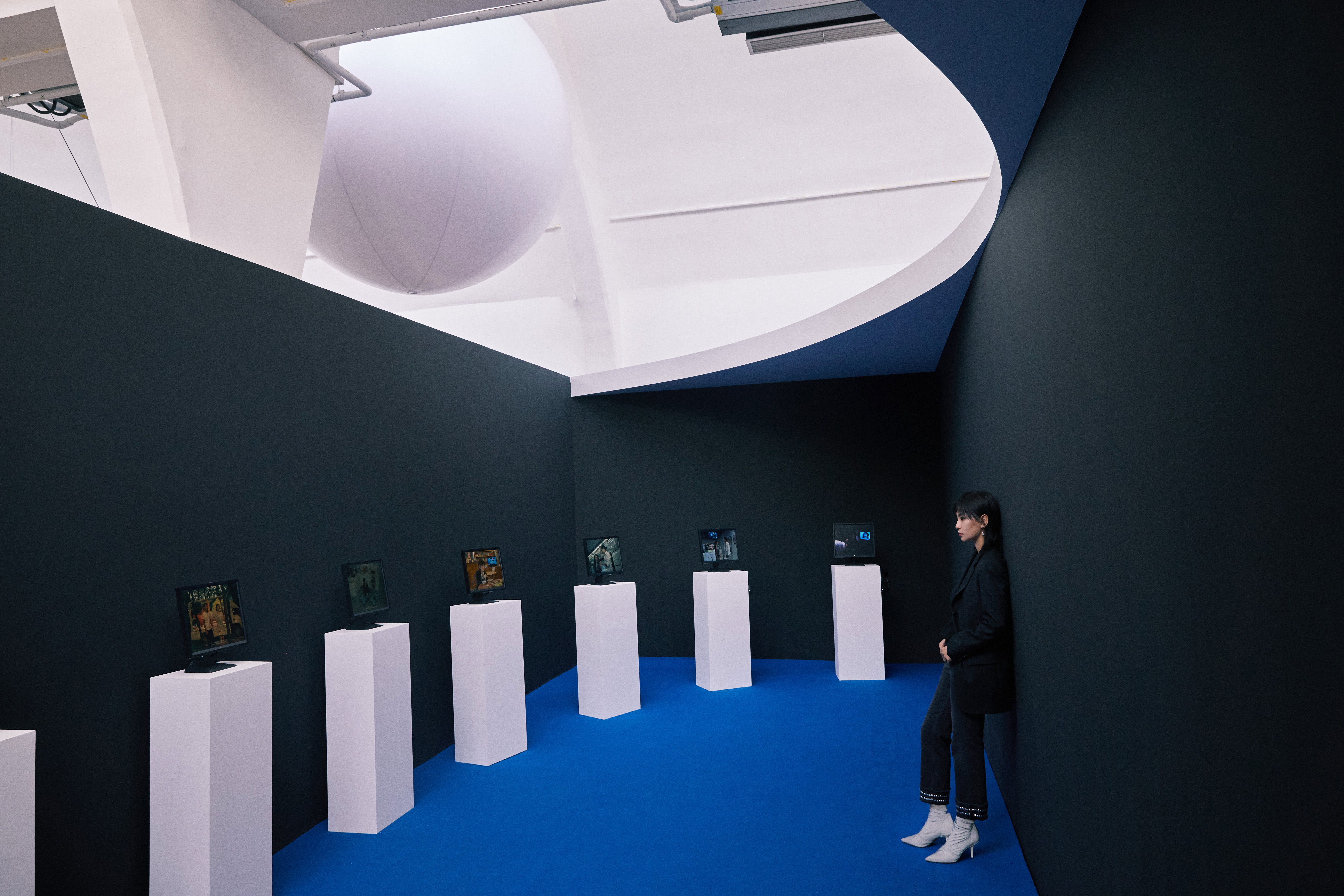 周笔畅邀请明星朋友看月相艺术展,周笔畅月相艺术展