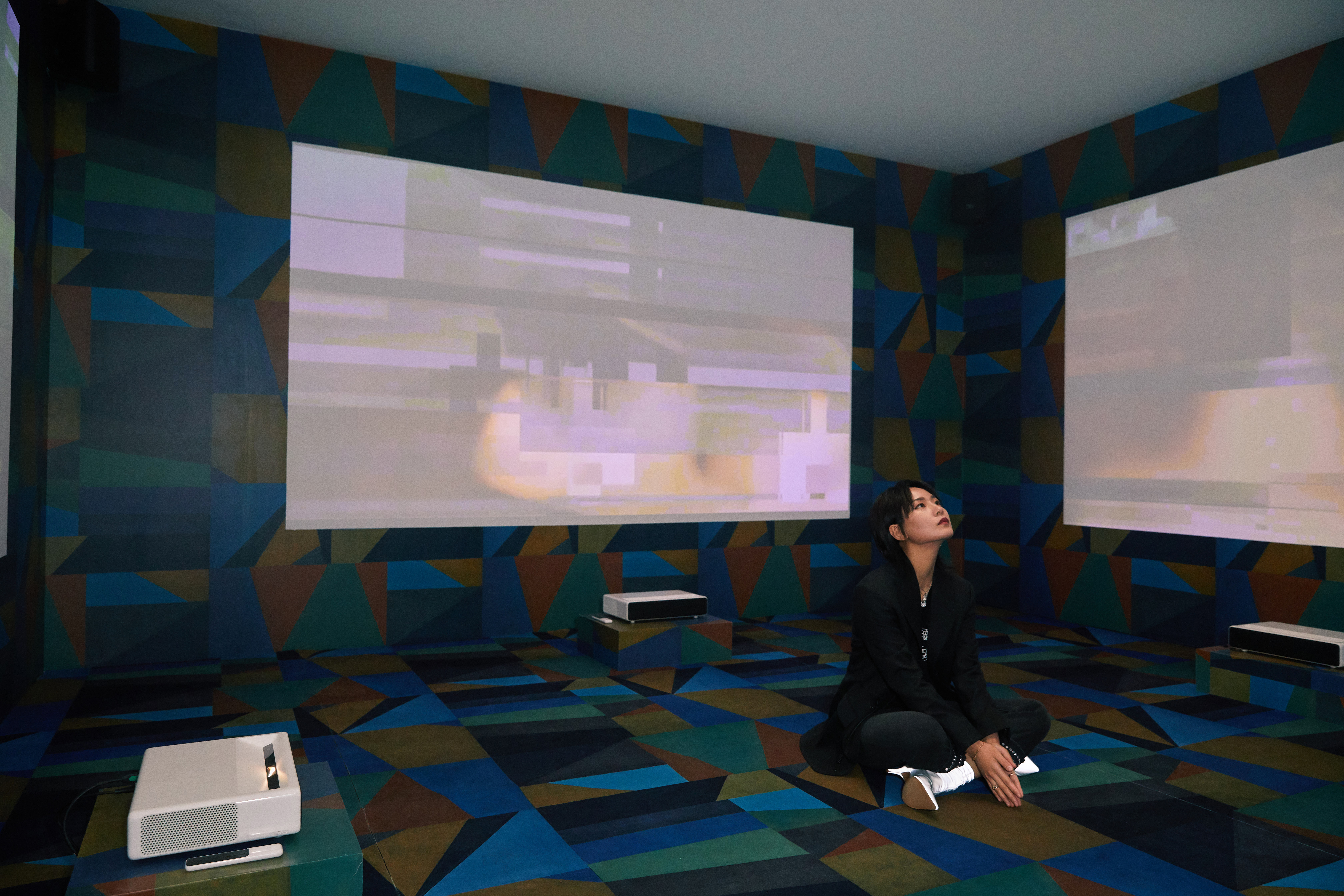 周笔畅邀请明星朋友看月相艺术展,周笔畅月相艺术展