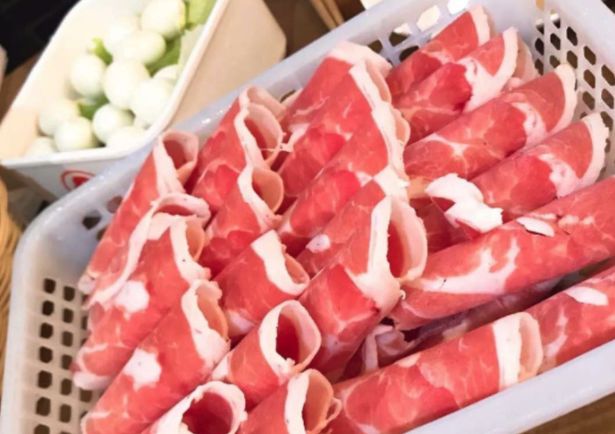 唉哟~~好凉快哟~~好大滴风哟~~~~呜呜喳喳的大风，吹的你们东倒西歪赶紧来点火锅续命