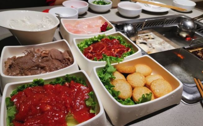 唉哟~~好凉快哟~~好大滴风哟~~~~呜呜喳喳的大风，吹的你们东倒西歪赶紧来点火锅续命