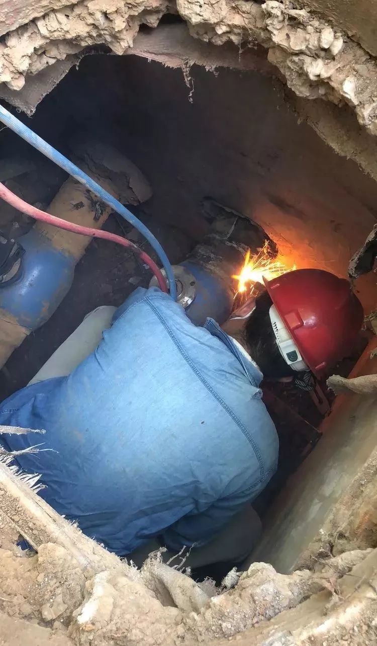 你的家里温暖如春，你可知这个城市有一群暖男在为你抵御寒冬