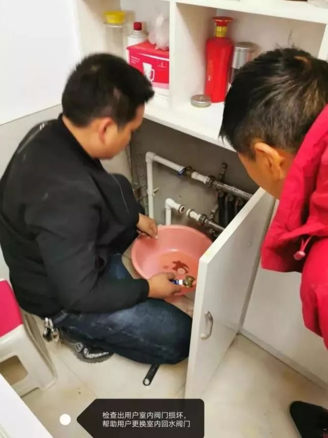 你的家里温暖如春，你可知这个城市有一群暖男在为你抵御寒冬