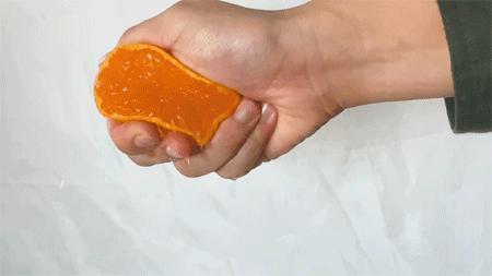 轻轻一咬满口汁水酸酸甜甜,轻轻一咬满嘴甜汁