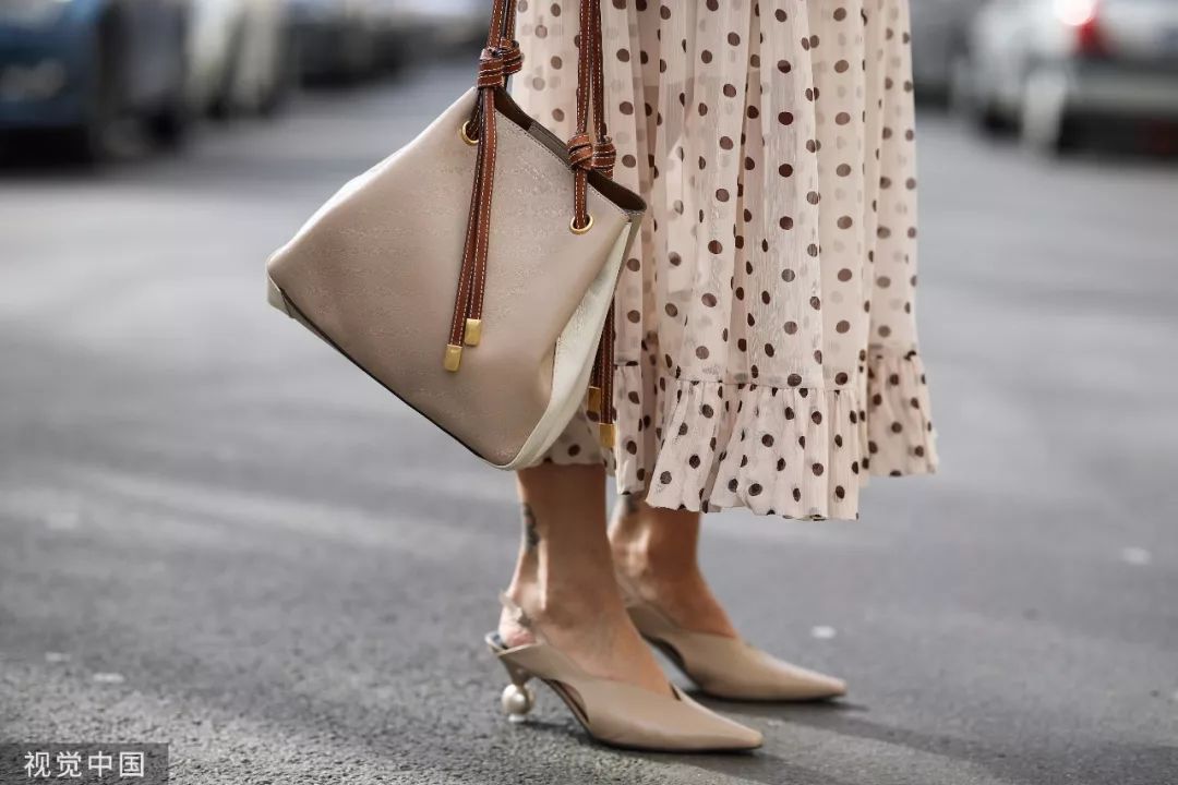 看中一个包包看了很久还是喜欢,看上了一款新款包包