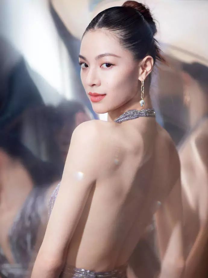 低胸≠暴露！或许你与性感女神只差一件V领的距离