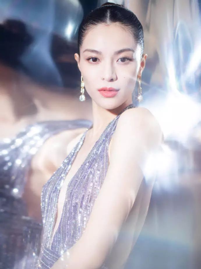 低胸≠暴露!或许你与性感女神只差一件V领的距离