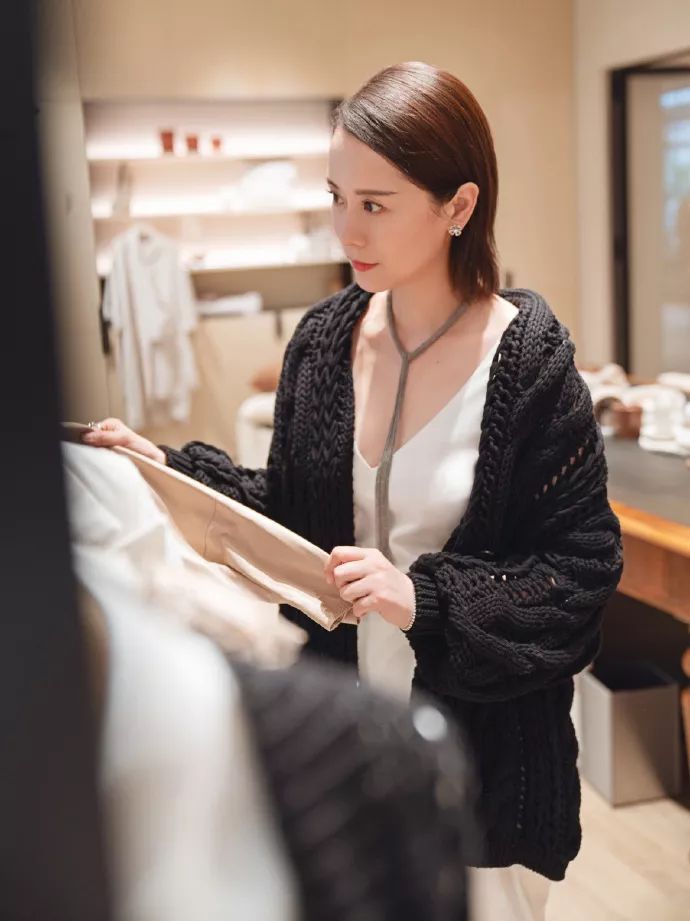 低胸≠暴露！或许你与性感女神只差一件V领的距离