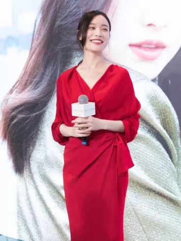 低胸≠暴露!或许你与性感女神只差一件V领的距离