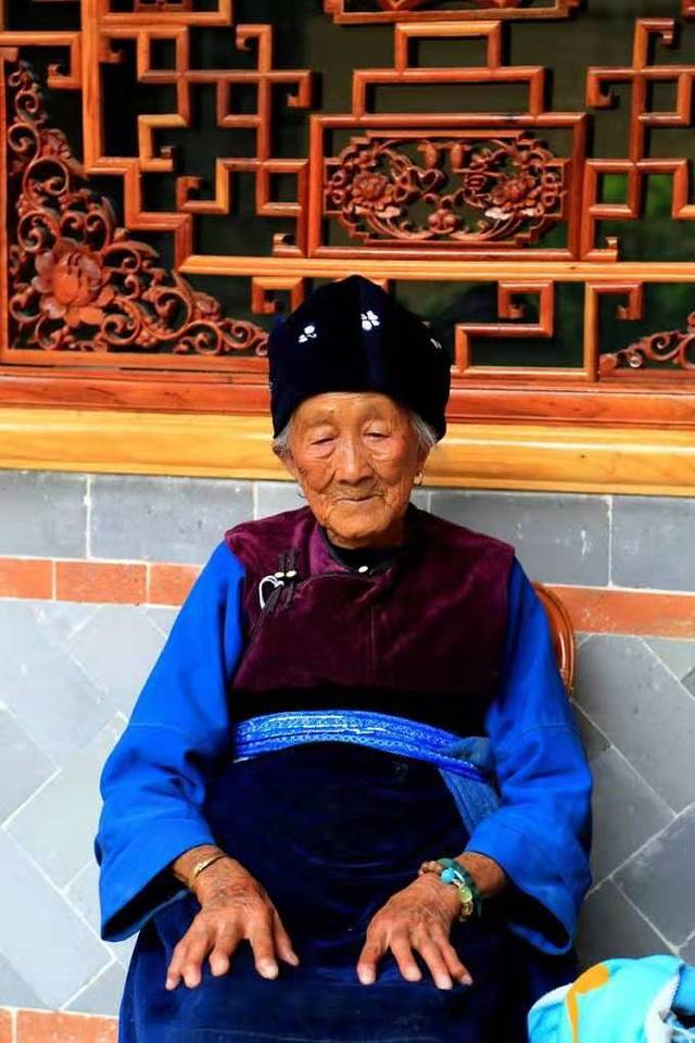 泸沽湖虎跳峡香格里拉怎么坐车,丽江香格里拉泸沽湖虎跳峡