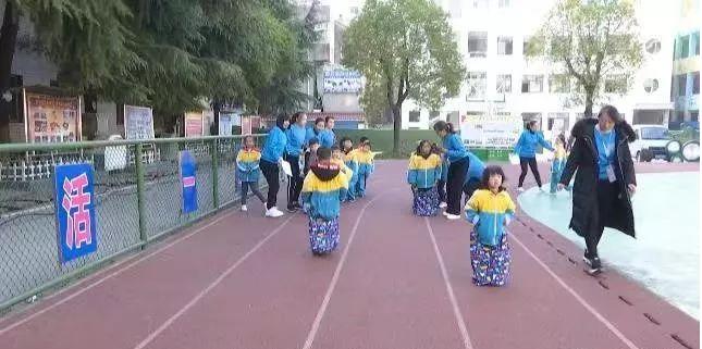 趣味亲子运动会萌娃家长乐翻天,小朋友玩的趣味运动会