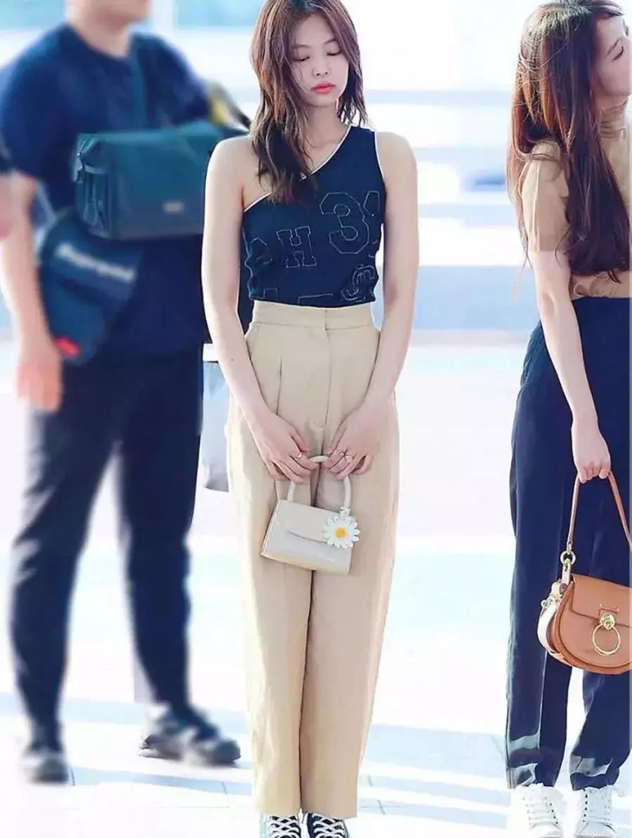 权志龙喜欢的雏菊是什么雏菊,权志龙的小雏菊为什么少一半