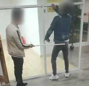 员工穿短裤吹冷风,员工穿短裤吹冷风下一句