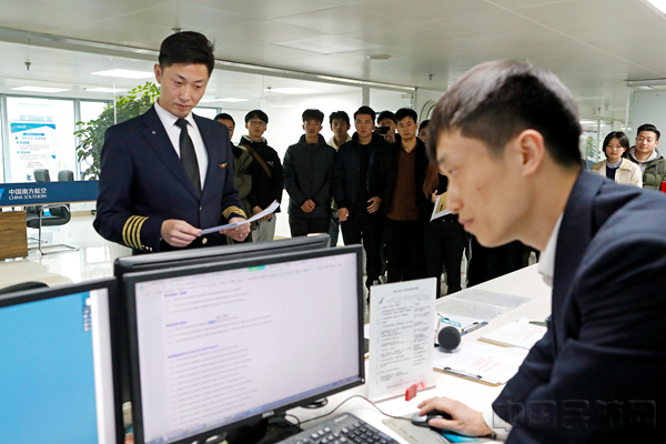 南航公众开放日大学生走近机长与签派