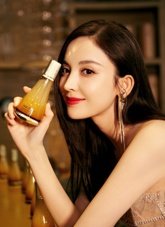 古力娜扎成为韩国化妆品牌su:m全球模特