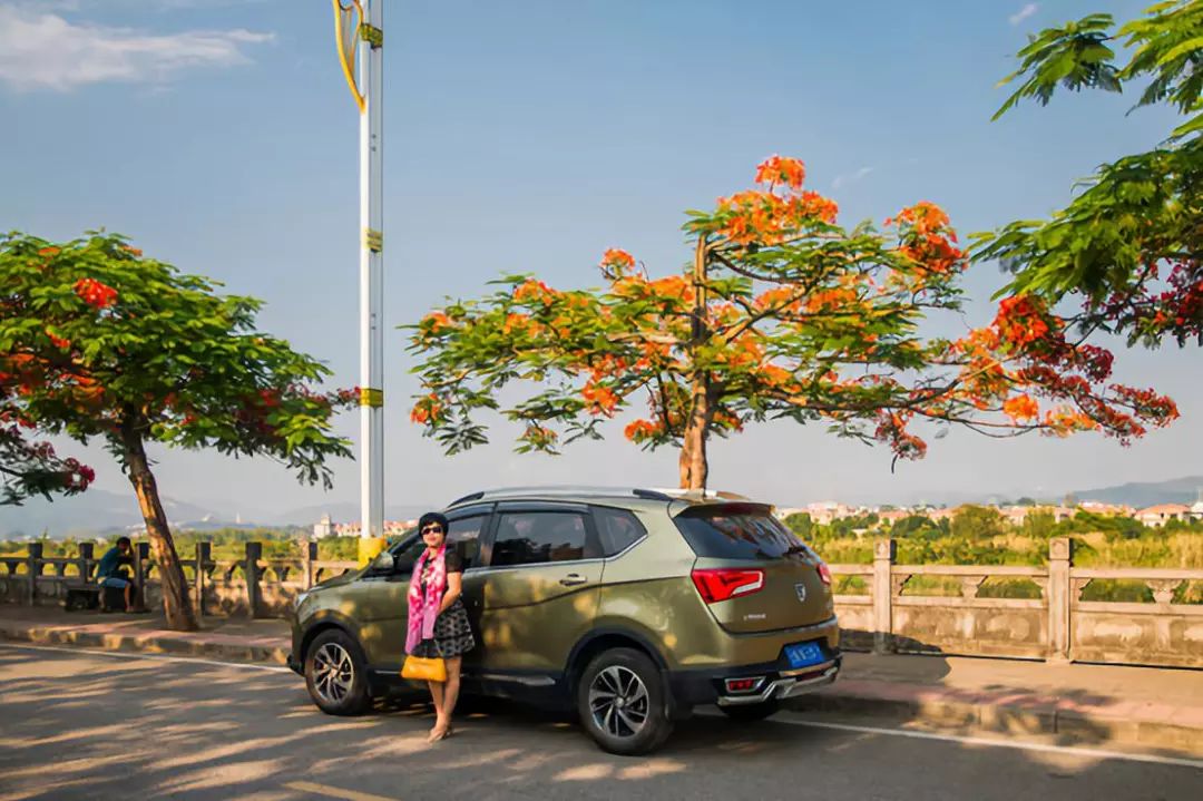 严重老化开裂,雨刮还不换?只会加玻璃水的7年老司机终于迎来换雨刮首秀!宝骏560女车主“*力暴**”安装的新雨刮,靠谱吗?