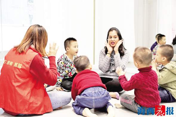 官任社区有一群热心“洋妈妈”为未成年人提供英语教育