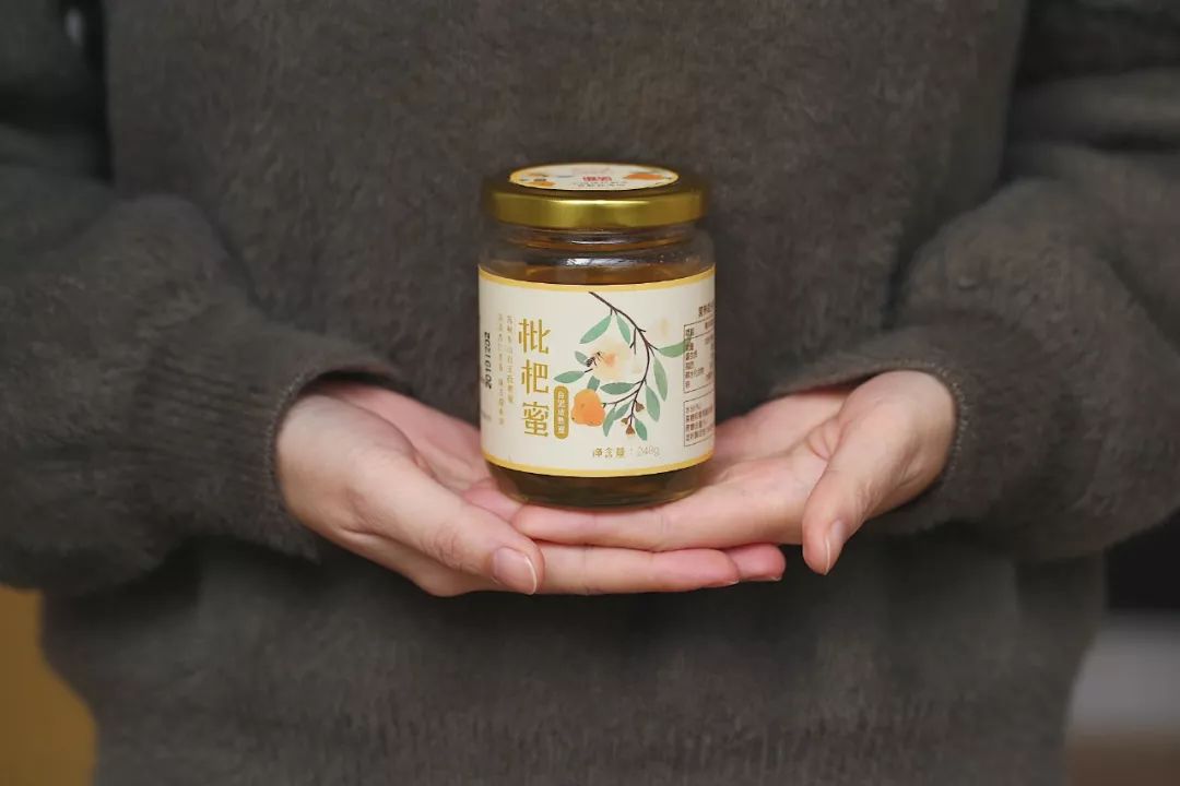 向大学蜂蜜研究所定制了一罐枇杷冬蜜，甜甜润润杏仁香