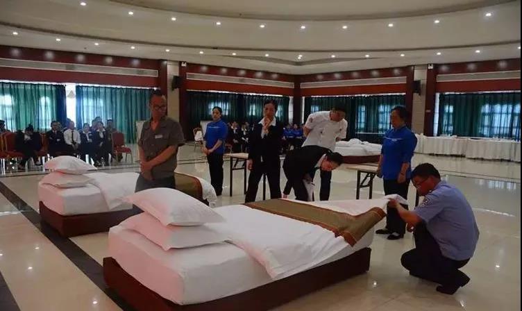 酒店里床尾那个布是什么啊,酒店床尾放块布是什么意思