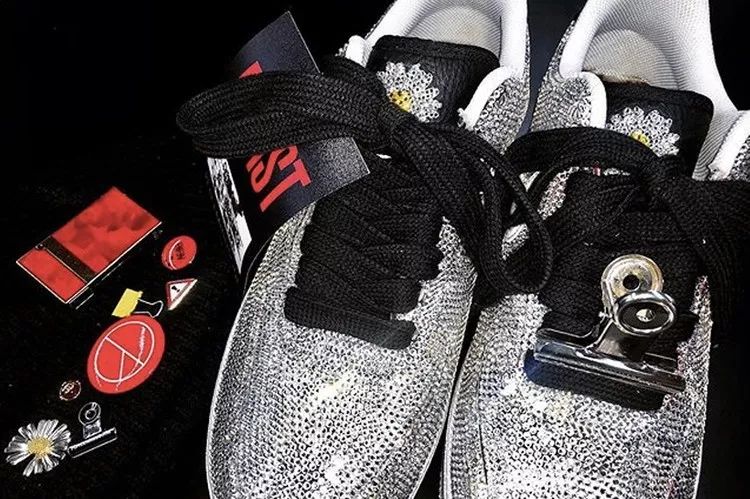 年末跨界合作狂潮｜吃的穿的用的中国的外国的各种联名各种抢钱