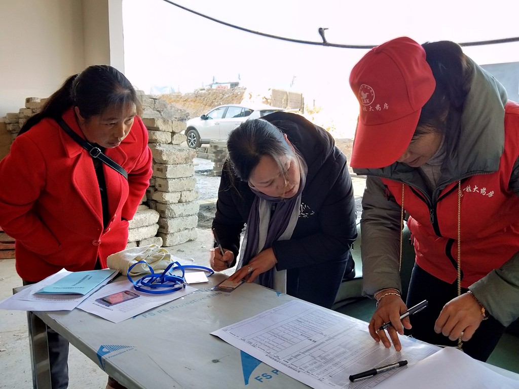 复兴佳园搬迁入住侧记：志愿者在现场