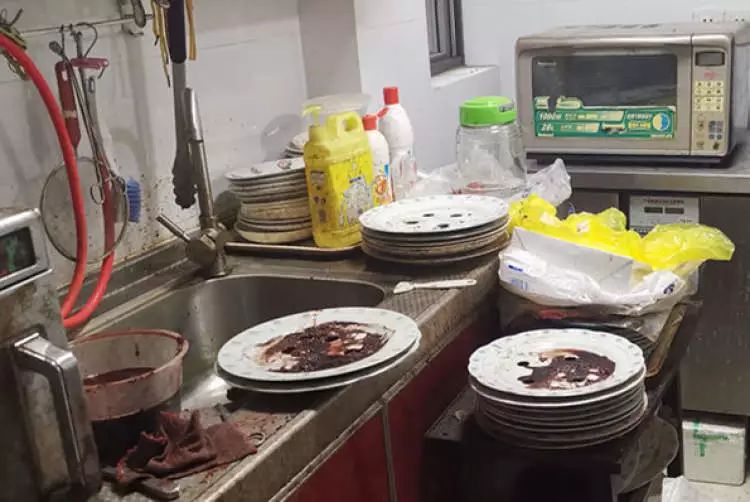 厨房台面全是污渍,厨房满是油渍的视频