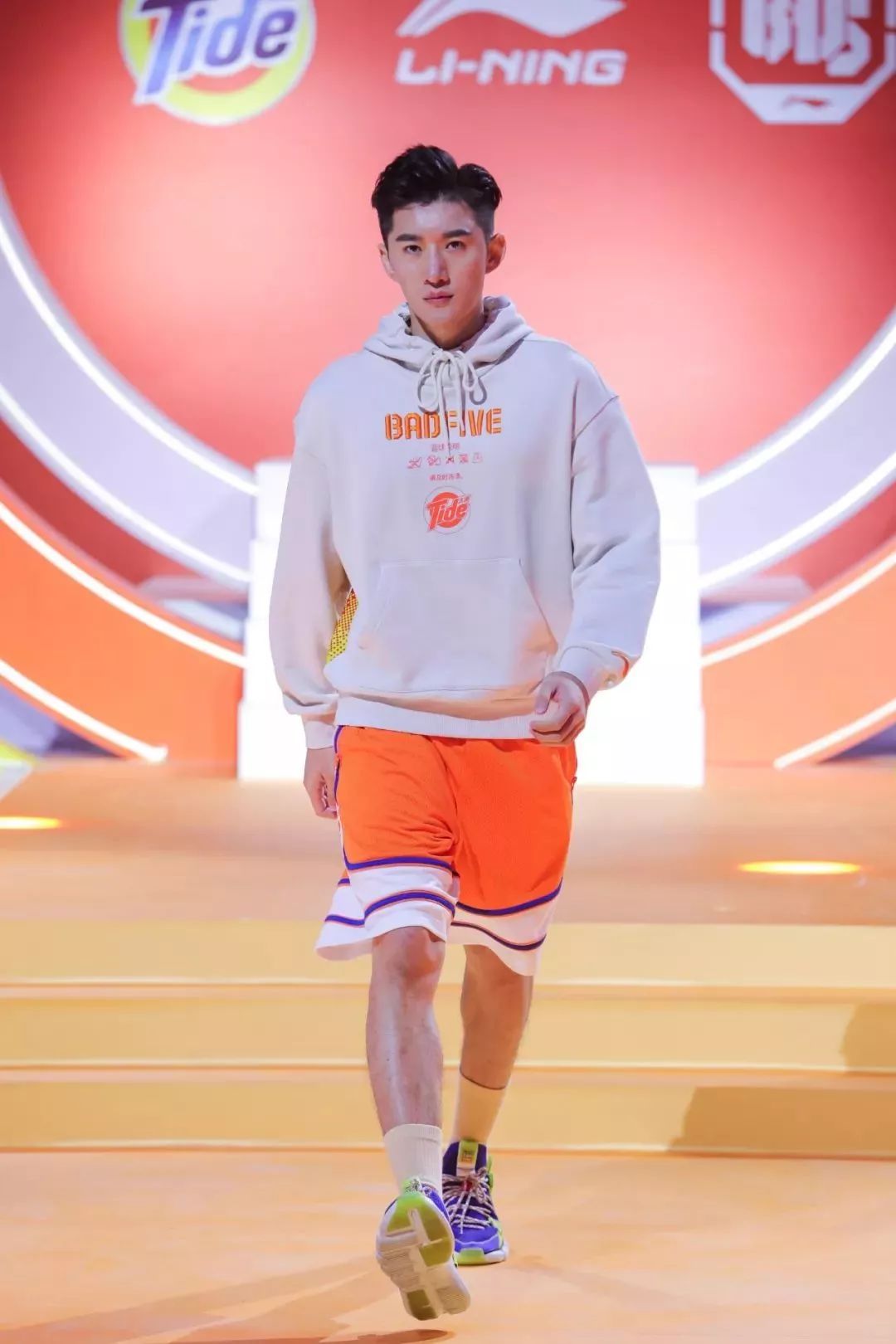 球鞋放薯条？皮卡丘变成碳？?洗衣液走秀了！这个世界太玄幻