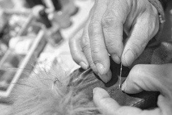 记者蹲点都市修补匠人：真假LV一摸便知从地摊货到奢饰品修护