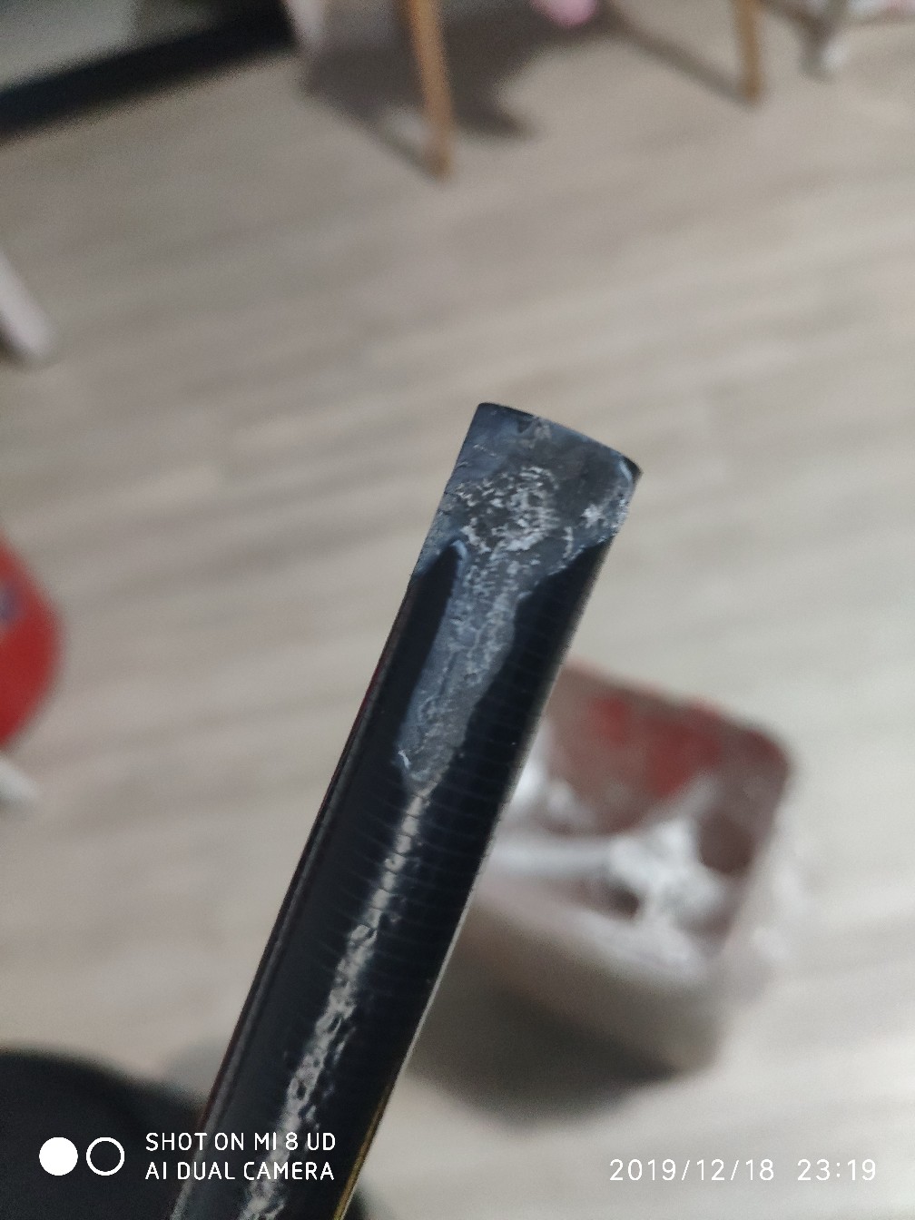 鱼竿被502胶水粘住拉不出来怎么办,鱼竿破裂最好的修复方法